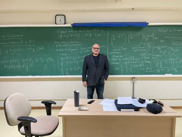 Lecture on Magnetohydrodynamics (Alfvén Waves - Incompressible MHD) by FRC at University of Brasilia - Brazil - October/2021.