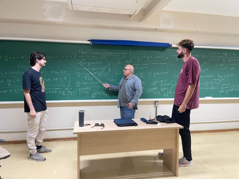 Semester - 2/2024 (January -2025) - Continuum Mechanics - Postgraduate Program in Mechanical Science - University of Brasília. With graduate students Matheus Borges and Carlos Eduardo.