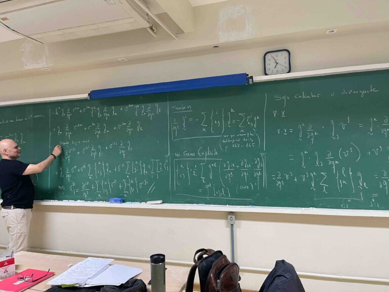 FRC teaching Non-Orthogonal Generalized Coordinates in the Multiphase Flow course - University of Brasilia (Nov/2022).